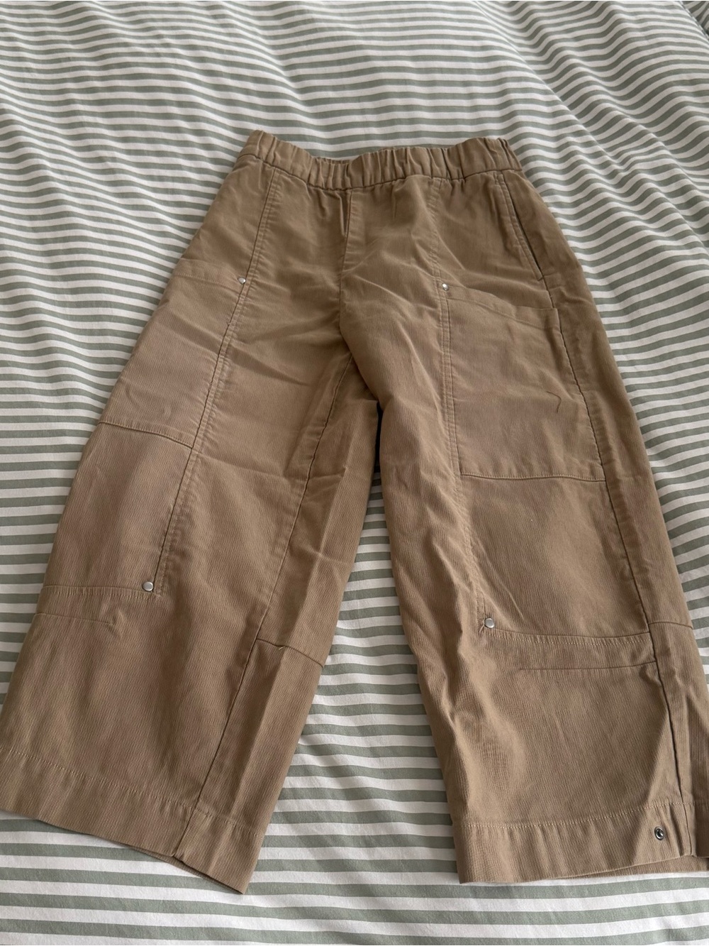 Womens Wide-Leg Cargo/Barrel Pants in Tan